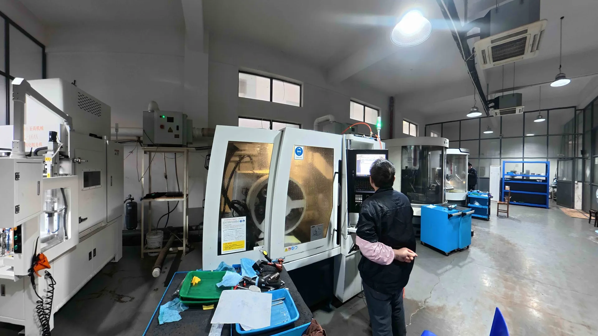 ANCA grinding station and operator in the KY TOOLS factory